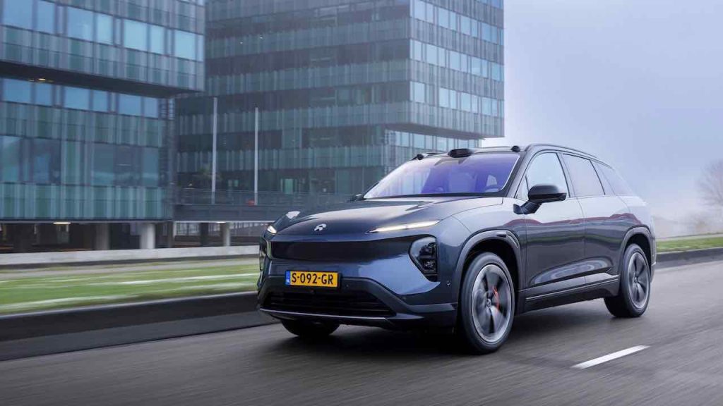 NIO EL7 - Übersicht mit Gebäude im Hintergrund - bei Aktuelle Auto News