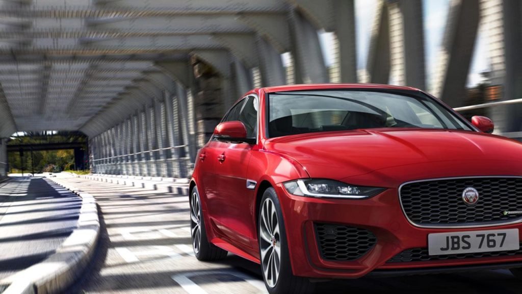 Jaguar XE - in voller Fahrt - bei Aktuelle Auto News