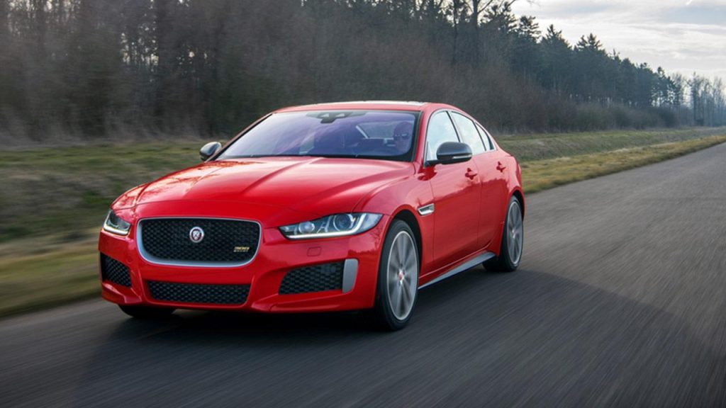 Jaguar XE - Frontansicht - auf der Landstraße - bei Aktuelle Auto News